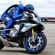 Imagen para el artículo titulado Crean un robot que puede conducir una motocicleta a 200 Kmh, al estilo Robocop